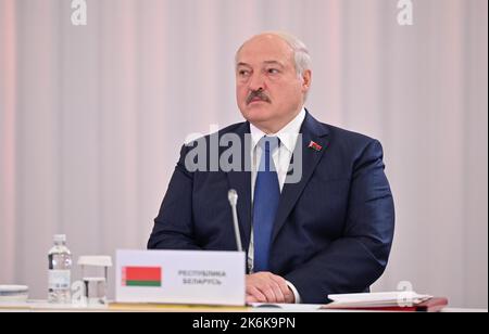 Astana, Kasachstan. 14. Oktober 2022. Der belarussische Präsident Alexander Lukaschenko nimmt am 14. Oktober 2022 an dem Treffen mit führenden Persönlichkeiten der postsowjetischen Länder der GUS-Gemeinschaft (Commonwealth of Independent States) in Astana, Kasachstan, Teil. Präsident Wladimir Putin sagte den Medien nach dem Treffen (GUS) am freitag, dass Russland keine Pläne habe, die militärische Mobilisierung auszuweiten, und warnt davor, dass ein direkter Zusammenstoß mit der NATO zu einer „globalen Katastrophe“ führen würde. Foto von Kasachstans President Press Office/UPI Credit: UPI/Alamy Live News Stockfoto