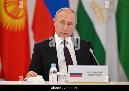 Astana, Kasachstan. 14. Oktober 2022. Der russische Präsident Wladimir Putin nimmt am 14. Oktober 2022 an dem Treffen mit führenden Persönlichkeiten der postsowjetischen Länder der GUS-Gemeinschaft in Astana, Kasachstan, Teil. Präsident Wladimir Putin sagte den Medien nach dem Treffen (GUS) am freitag, dass Russland keine Pläne habe, die militärische Mobilisierung auszuweiten, und warnt davor, dass ein direkter Zusammenstoß mit der NATO zu einer „globalen Katastrophe“ führen würde. Foto von Kasachstans President Press Office/UPI Credit: UPI/Alamy Live News Stockfoto