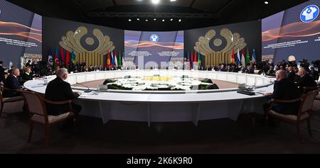 Astana, Kasachstan. 14. Oktober 2022. Die Staats- und Regierungschefs der Gemeinschaft unabhängiger Staaten nehmen am 14. Oktober 2022 am Gipfeltreffen der Staats- und Regierungschefs der Gemeinschaft unabhängiger Staaten (GUS) in Astana, Kasachstan, Teil. Präsident Wladimir Putin sagte den Medien nach dem Treffen (GUS) am freitag, dass Russland keine Pläne habe, die militärische Mobilisierung auszuweiten, und warnt davor, dass ein direkter Zusammenstoß mit der NATO zu einer „globalen Katastrophe“ führen würde. Foto von Kasachstans President Press Office/UPI Credit: UPI/Alamy Live News Stockfoto