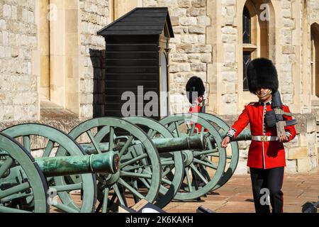 Königliche Wachen bei den Waterloo Barracks, dem Tower of London, London England, Großbritannien Stockfoto