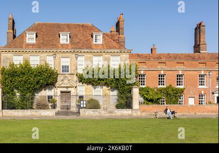 Salisbury Wiltshire, großbritannien, 10, Oktober, 2022 die Südfront des Mompesson House, das Choristers Green in der Kathedrale Close überblickt Stockfoto