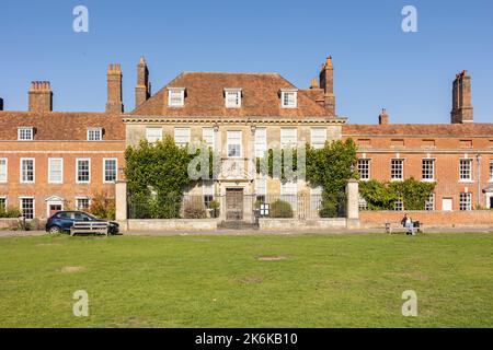 Salisbury Wiltshire, großbritannien, 10, Oktober, 2022 die Südfront des Mompesson House, das Choristers Green in der Kathedrale Close überblickt Stockfoto