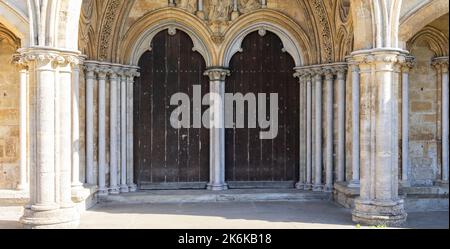 Salisbury Wiltshire, großbritannien, 10, Oktober 2022 Doppelbogentüren und Steinsäulen an der Westfront der Salisbury Cathedral Stockfoto