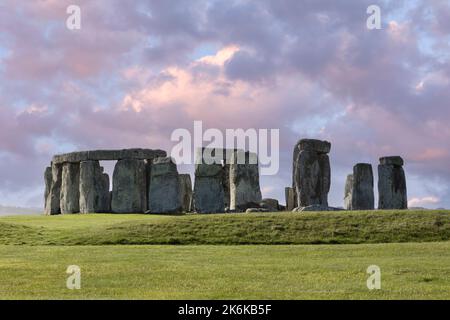 stonehenge am späten Nachmittag helle, violette, rosa und blaue Farbtöne Stockfoto