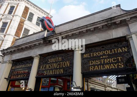 South Kensington U-Bahn, U-Bahn-Station: Beschilderung London England Vereinigtes Königreich Stockfoto