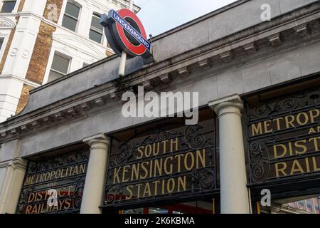 South Kensington U-Bahn, U-Bahn-Station: Beschilderung London England Vereinigtes Königreich Stockfoto