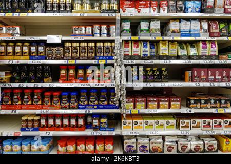 Regale mit einer Auswahl an Kaffeepacks und -Gläsern in einem Tesco Supermarkt, London England, Großbritannien Stockfoto