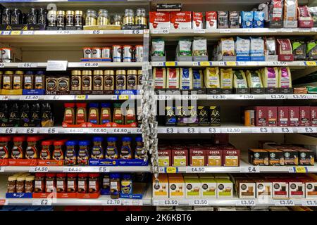 Regale mit einer Auswahl an Kaffeepacks und -Gläsern in einem Tesco Supermarkt, London England, Großbritannien Stockfoto