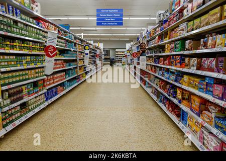 Gang in Tesco Supermarkt Lebensmittelhalle, Großbritannien Stockfoto