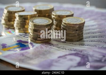 Britische 20-Pfund-Scheine und 1-Pfund-Münzen Stockfoto
