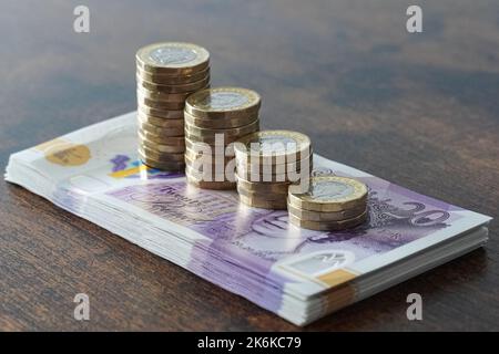 Britische 20-Pfund-Scheine und 1-Pfund-Münzen Stockfoto