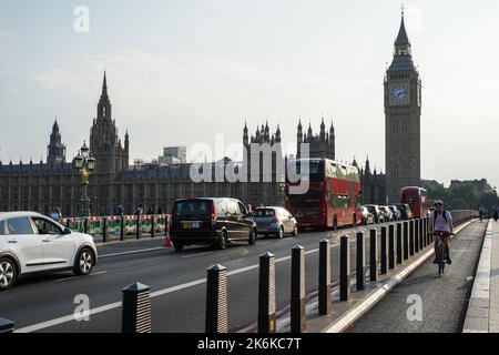 Eine Fahrradspur auf der Westminster Bridge, London England Großbritannien Stockfoto