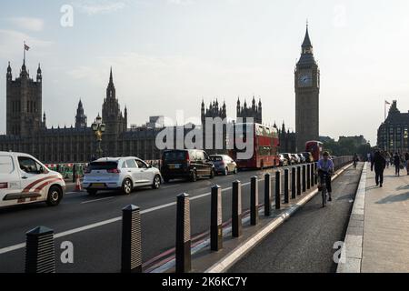 Eine Fahrradspur auf der Westminster Bridge, London England Großbritannien Stockfoto