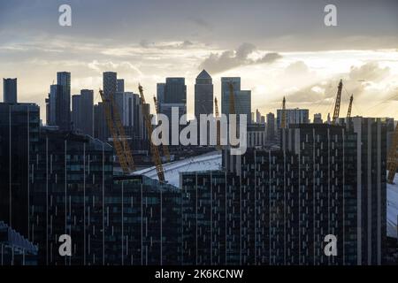 Luftaufnahme der Wohnanlage Upper Riverside auf der Greenwich-Halbinsel mit den Wolkenkratzern O2 Arena und Canary Wharf, London, England, Großbritannien Stockfoto