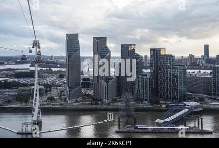 Luftaufnahme des Wohnungsbaus am Upper Riverside auf der Greenwich-Halbinsel in London, England, Großbritannien Stockfoto