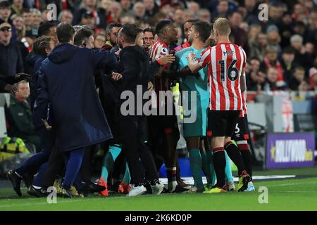 London, Großbritannien. 14. Oktober 2022. Die Stimmung während des Premier League-Spiels Brentford gegen Brighton und Hove Albion im Brentford Community Stadium, London, Großbritannien, 14.. Oktober 2022 (Foto von Carlton Myrie/News Images) in London, Großbritannien am 10/14/2022. (Foto von Carlton Myrie/News Images/Sipa USA) Quelle: SIPA USA/Alamy Live News Stockfoto
