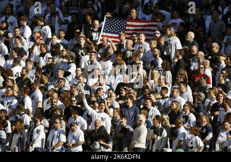 New York, USA. 14. Oktober 2022. New York Yankees-Fans singen „God Bless America“ während der siebten Inning-Phase während eines Spiels der American League Division Series gegen die Cleveland Guardians im Yankee Stadium in New York City am Freitag, den 14. Oktober 2022. Foto von John Angelillo/UPI Credit: UPI/Alamy Live News Stockfoto