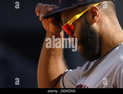 New York, USA. 14. Oktober 2022. Cleveland Guardians Amed Rosario tritt im siebten Inning gegen die New York Yankees in einem Spiel der American League Division Series am Freitag, den 14. Oktober 2022, im Yankee Stadium in New York City auf. Foto von John Angelillo/UPI Credit: UPI/Alamy Live News Stockfoto