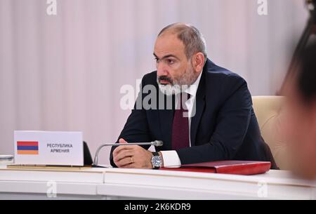 Astana, Kasachstan. 14. Oktober 2022. Der armenische Premierminister Nikol Paschinyan nimmt am 14. Oktober 2022 an dem Treffen mit führenden Persönlichkeiten der postsowjetischen Länder der GUS-Gemeinschaft (Commonwealth of Independent States) in Astana, Kasachstan, Teil. Präsident Wladimir Putin sagte den Medien nach dem Treffen (GUS) am freitag, dass Russland keine Pläne habe, die militärische Mobilisierung auszuweiten, und warnt davor, dass ein direkter Zusammenstoß mit der NATO zu einer „globalen Katastrophe“ führen würde. Foto von Kasachstans President Press Office/UPI Credit: UPI/Alamy Live News Stockfoto
