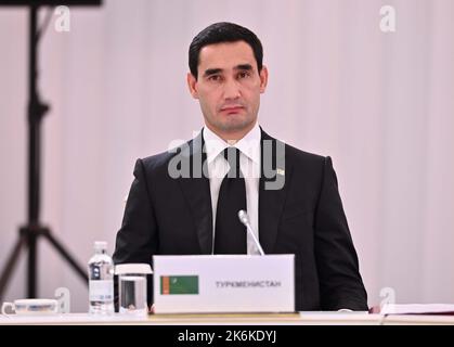 Astana, Kasachstan. 14. Oktober 2022. Der turkmenische Präsident Serdar Berdimuhamedow nimmt am 14. Oktober 2022 an dem Treffen mit führenden Persönlichkeiten der postsowjetischen Staaten der Gemeinschaft unabhängiger Staaten (GUS) in Astana, Kasachstan, Teil. Präsident Wladimir Putin sagte den Medien nach dem Treffen (GUS) am freitag, dass Russland keine Pläne habe, die militärische Mobilisierung auszuweiten, und warnt davor, dass ein direkter Zusammenstoß mit der NATO zu einer „globalen Katastrophe“ führen würde. Foto von Kasachstans President Press Office/UPI Credit: UPI/Alamy Live News Stockfoto