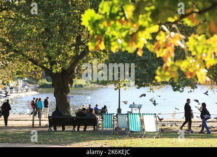 Herbstfarben und warmes Wetter durch das Serpentine im Hyde Park, in London, Großbritannien Stockfoto