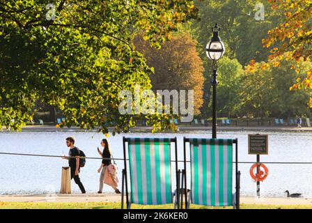 Herbstfarben und warmes Wetter durch das Serpentine im Hyde Park, in London, Großbritannien Stockfoto