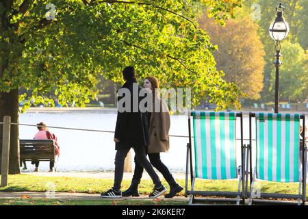 Herbstfarben und warmes Wetter durch das Serpentine im Hyde Park, in London, Großbritannien Stockfoto