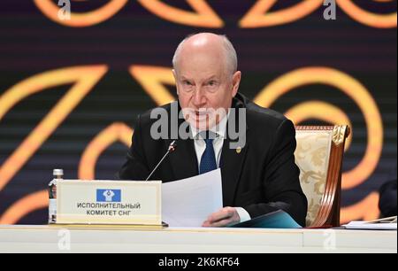 Astana, Kasachstan. 14. Oktober 2022. Der Exekutivsekretär der GUS, Sergei Lebedew, nimmt am 14. Oktober 2022 an dem Treffen mit den Führern der postsowjetischen Länder der Gemeinschaft unabhängiger Staaten (GUS) in Astana, Kasachstan, Teil. Präsident Wladimir Putin sagte den Medien nach dem Treffen (GUS) am freitag, dass Russland keine Pläne habe, die militärische Mobilisierung auszuweiten, und warnt davor, dass ein direkter Zusammenstoß mit der NATO zu einer „globalen Katastrophe“ führen würde. Foto von Kasachstans President Press Office/UPI Credit: UPI/Alamy Live News Stockfoto