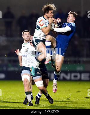 Sale Sharks' Tom Roebuck (rechts) und Ollie Hassell-Collins aus London versuchen während des Spiels der Gallagher Premiership im AJ Bell Stadium, Salford, den Ball zu erobern. Bilddatum: Freitag, 14. Oktober 2022. Stockfoto