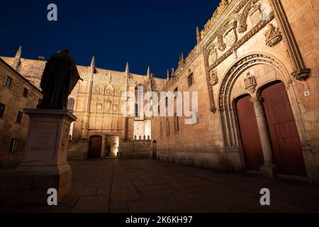 Patio de las escuelas de salamanca con la antigua Fachada renacentista de la Universidad, el rectorado y la estatua de Fray Luis de León Stockfoto