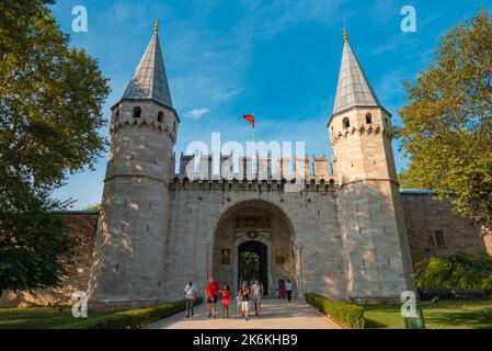 istanbul, Türkei - August 11 2021 : die Menschen besuchen das Tor der Glückseligkeit im Topkapi-Palast, dieser populärer Touristenattraktion in der Türkei. Stockfoto