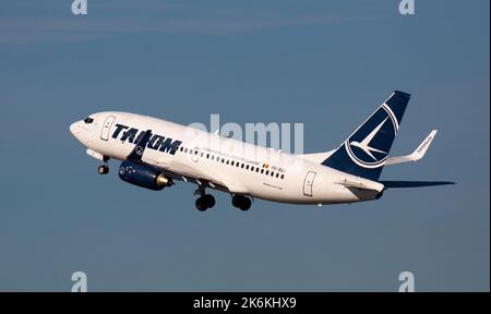 Die Boeing 737 von Tarom Airlines fliegt vom Flughafen Barcelona ab Stockfoto