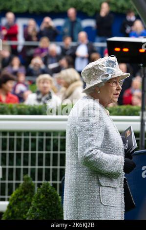 Ascot, Bergen, Großbritannien. 20.. Oktober 2012. Ihre Majestät die Königin im Parade Ring auf der Ascot Racecourse, bevor ihr Pferd Carlton House in den Queen Elizabeth II Stakes rast. Jockey Ryan Moore. Trainer Sir Michael Stoute Stockfoto