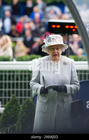 Ascot, Bergen, Großbritannien. 20.. Oktober 2012. Ihre Majestät die Königin im Parade Ring auf der Ascot Racecourse, bevor ihr Pferd Carlton House in den Queen Elizabeth II Stakes rast. Jockey Ryan Moore. Trainer Sir Michael Stoute Stockfoto