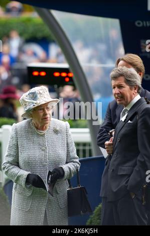 Ascot, Bergen, Großbritannien. 20.. Oktober 2012. Ihre Majestät die Königin im Parade Ring auf der Ascot Racecourse, bevor ihr Pferd Carlton House in den Queen Elizabeth II Stakes rast. Jockey Ryan Moore. Trainer Sir Michael Stoute Stockfoto