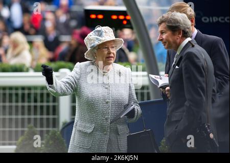 Ascot, Bergen, Großbritannien. 20.. Oktober 2012. Ihre Majestät die Königin im Parade Ring auf der Ascot Racecourse, bevor ihr Pferd Carlton House in den Queen Elizabeth II Stakes rast. Jockey Ryan Moore. Trainer Sir Michael Stoute Stockfoto