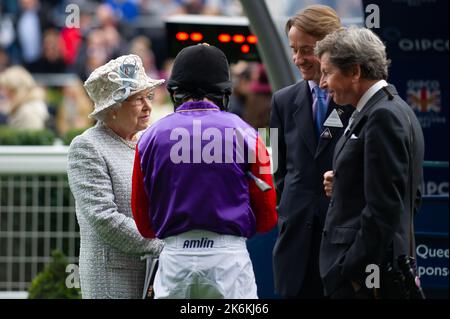 Ascot, Bergen, Großbritannien. 20.. Oktober 2012. Ihre Majestät, die Königin, im Parade Ring auf der Ascot Racecourse, chattet mit Ryan Moore, bevor ihr Pferd Carlton House auf den Queen Elizabeth II Stakes rast. Trainer Sir Michael Stoute Stockfoto