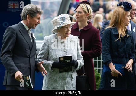 Ascot, Bergen, Großbritannien. 20.. Oktober 2012. Ihre Majestät die Königin im Parade Ring auf der Ascot Racecourse, bevor ihr Pferd Carlton House in den Queen Elizabeth II Stakes rast. Jockey Ryan Moore. Trainer Sir Michael Stoute Stockfoto