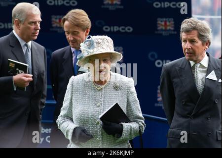 Ascot, Bergen, Großbritannien. 20.. Oktober 2012. Ihre Majestät die Königin im Parade Ring auf der Ascot Racecourse, bevor ihr Pferd Carlton House in den Queen Elizabeth II Stakes rast. Jockey Ryan Moore. Trainer Sir Michael Stoute Stockfoto