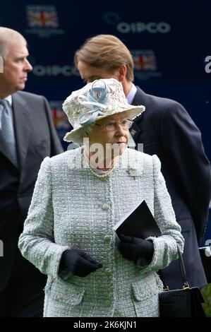 Ascot, Bergen, Großbritannien. 20.. Oktober 2012. Ihre Majestät die Königin im Parade Ring auf der Ascot Racecourse, bevor ihr Pferd Carlton House in den Queen Elizabeth II Stakes rast. Jockey Ryan Moore. Trainer Sir Michael Stoute Stockfoto