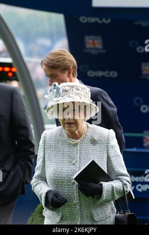 Ascot, Bergen, Großbritannien. 20.. Oktober 2012. Ihre Majestät die Königin im Parade Ring auf der Ascot Racecourse, bevor ihr Pferd Carlton House in den Queen Elizabeth II Stakes rast. Jockey Ryan Moore. Trainer Sir Michael Stoute Stockfoto