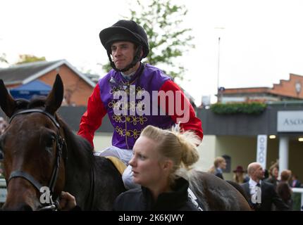 Ascot, Bergen, Großbritannien. 20.. Oktober 2012. Ihre Majestät das Pferd Carlton House der Königin, das von Jockey Ryan Moore geritten wurde, belegte den vierten Platz bei den Einsätzen von Queen Elizabeth II. Trainer Sir Michael Stoute Stockfoto