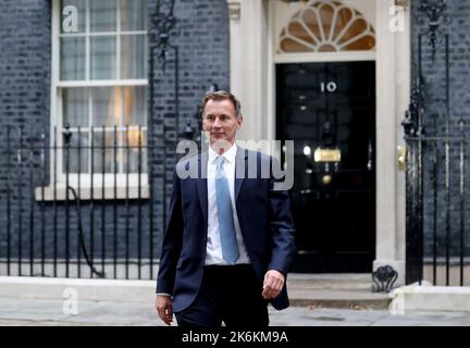 London, Großbritannien. 14. Oktober 2022. Der neu ernannte britische Schatzkanzler Jeremy Hunt verlässt am 14. Oktober 2022 die Downing Street 10 in London, Großbritannien. Jeremy Hunt, ehemaliger Außenminister des Vereinigten Königreichs (UK), wurde zum Kanzler der Staatsexekarin ernannt, sagte Downing Street in einer Erklärung am Freitag. Kredit: Li Ying/Xinhua/Alamy Live Nachrichten Stockfoto