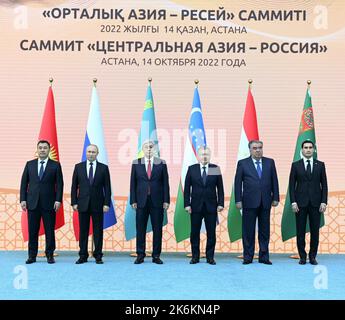 Astana, Kasachstan. 14. Oktober 2022. Von links nach rechts: Der kirgisische Präsident Sadyr Japarow, der russische Präsident Wladimir Putin, der kasachische Präsident Kassim-Jomart Tokajew, der usbekische Präsident Mirziyoyev, der tadschikische Präsident Emomali Rakhmon und der turkmenische Präsident Serdar Berdimuhamedow posieren für ein Gruppenfoto während des Gipfeltreffens Russland-Zentralasien am 14. Oktober 14,2022 in Astana, Kasachstan 2022. Präsident Wladimir Putin sagte den Medien nach dem Gipfeltreffen der Gemeinschaft unabhängiger Staaten (GUS) am freitag, dass Russland keine Pläne habe, die militärische Mobilisierung auszuweiten, und warnt vor einem direkten gav Stockfoto