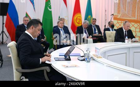 Astana, Kasachstan. 14. Oktober 2022. Der turkmenische Präsident Serdar Berdimuhamedow (L) und der russische Präsident Wladimir Putin (R) nehmen am 14. Oktober 2022 in Astana, Kasachstan, am Gipfeltreffen Russland-Zentralasien vom 14,2022. Oktober Teil. Präsident Wladimir Putin sagte den Medien nach dem Gipfeltreffen der Gemeinschaft unabhängiger Staaten (GUS) am freitag, dass Russland keine Pläne habe, die militärische Mobilisierung auszuweiten, und warnt davor, dass ein direkter Zusammenstoß mit der NATO zu einer „globalen Katastrophe“ führen würde. Foto von Kasachstans President Press Office/UPI Credit: UPI/Alamy Live News Stockfoto