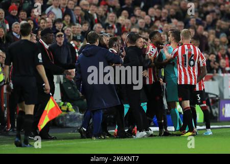 London, Großbritannien. 14. Oktober 2022. Die Stimmung während des Premier League-Spiels Brentford gegen Brighton und Hove Albion im Brentford Community Stadium, London, Großbritannien, 14.. Oktober 2022 (Foto von Carlton Myrie/News Images) in London, Großbritannien am 10/14/2022. (Foto von Carlton Myrie/News Images/Sipa USA) Quelle: SIPA USA/Alamy Live News Stockfoto