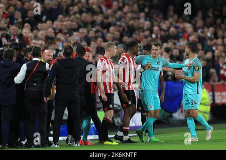 London, Großbritannien. 14. Oktober 2022. Die Stimmung während des Premier League-Spiels Brentford gegen Brighton und Hove Albion im Brentford Community Stadium, London, Großbritannien, 14.. Oktober 2022 (Foto von Carlton Myrie/News Images) in London, Großbritannien am 10/14/2022. (Foto von Carlton Myrie/News Images/Sipa USA) Quelle: SIPA USA/Alamy Live News Stockfoto