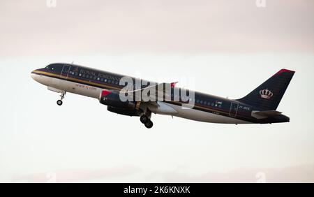 Royal Jordanian Airbus A320-232 JY-AYX beim Start vom Flughafen Barcelona Stockfoto