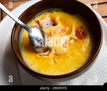 Zarte Crema catalana mit Karamellkruste in Tonschüssel Stockfoto