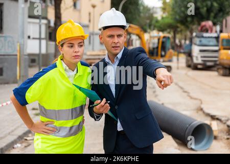 Bauingenieure überprüfen den Arbeitsprozess auf der Baustelle Stockfoto